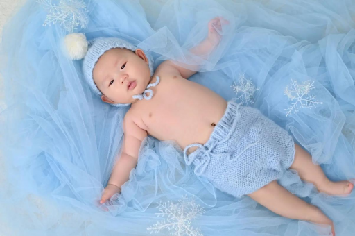 大理宝宝从床上掉下来